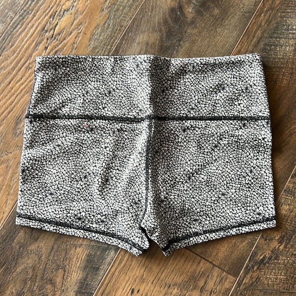 Lululemon Boogie Shorts - Picture 3 of 4